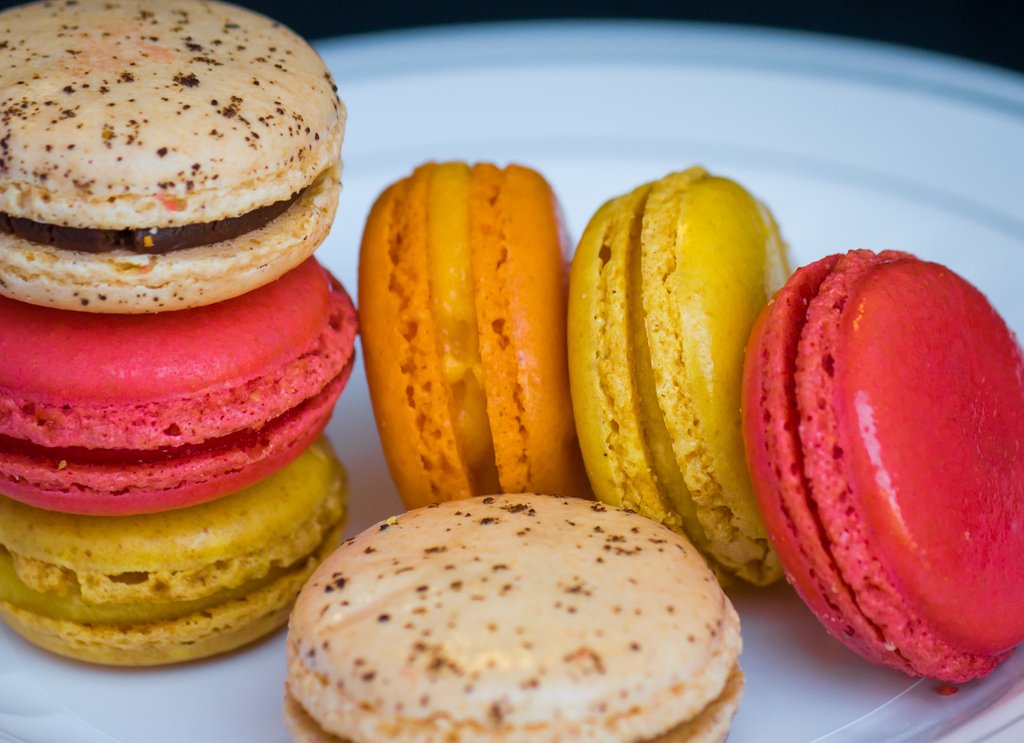 sumosnowaz's tweet photo. Summer Macarons are here 😍 #sumosnow https://t.co/X6lRlb9dd8