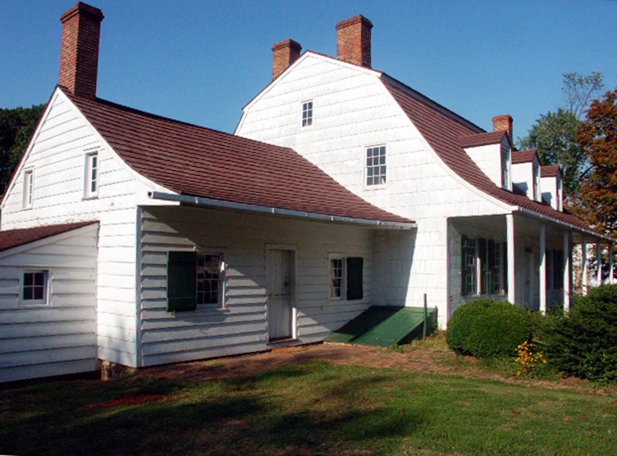 RichmondTownNYC's tweet image. #ArchitectureTuesday

The Guoyn-Lake-Tysen house is one of the few 18th-century gambrel-roof houses surviving on Staten Island today. This once-common form combines Dutch and Franco-Flemish features in a style that was later dubbed &quot;Dutch Colonial.&quot; #GambrelRoof #DutchColonial