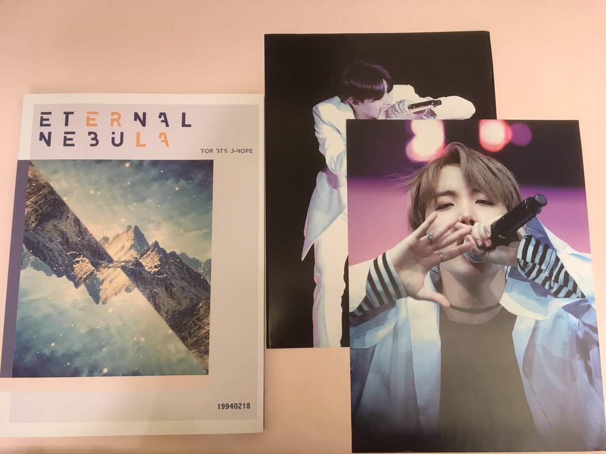 QihCdEDC4rgyF5u's tweet image. @Hope_utopia💜💜
這本寫真真的很漂亮😭😭當初沒跟到代購orz只好自己去網路上收，站姐人真的很好，願意給我一套小特典(;´༎ຶД༎ຶ` )
希望我有一天能成功收到薄寫和帆布包(๑•̀ㅂ•́)و✧ 
謝謝您拍出如此完美的號錫💕我會一直支持姐姐的(*´∀`)~♥