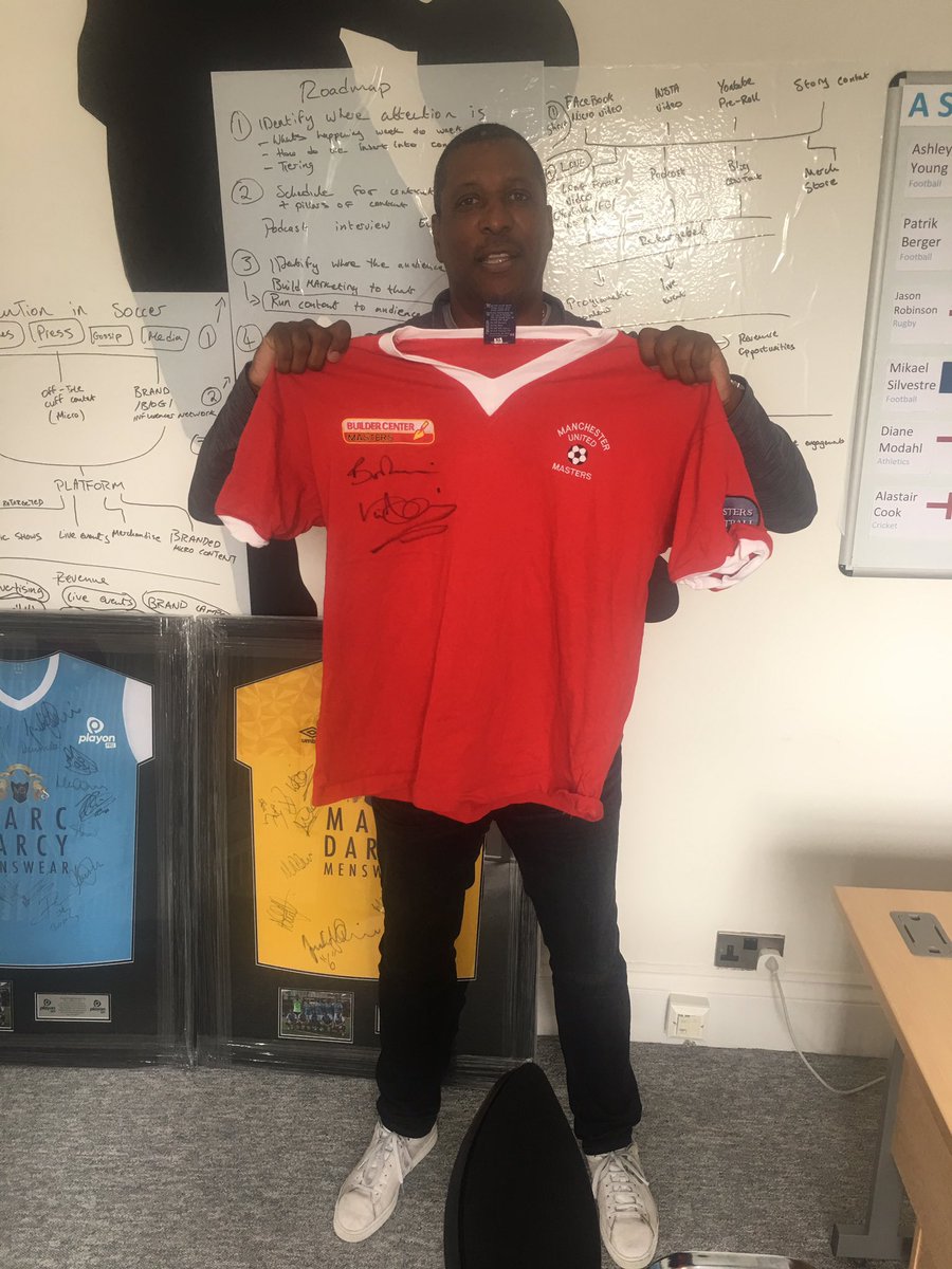 Anderson_Viv's tweet photo. GIVEAWAY: To truly announce that I’m back on Twitter, I am giving away my match worn @ManUtd Masters Shirt, signed by me! This shirt represents the first time United beat Liverpool abroad, so it’s a big one! 😉

To Enter: 

1) Retweet this tweet
2) Must go follow @playonofficial https://t.co/wiAlcEU2s5