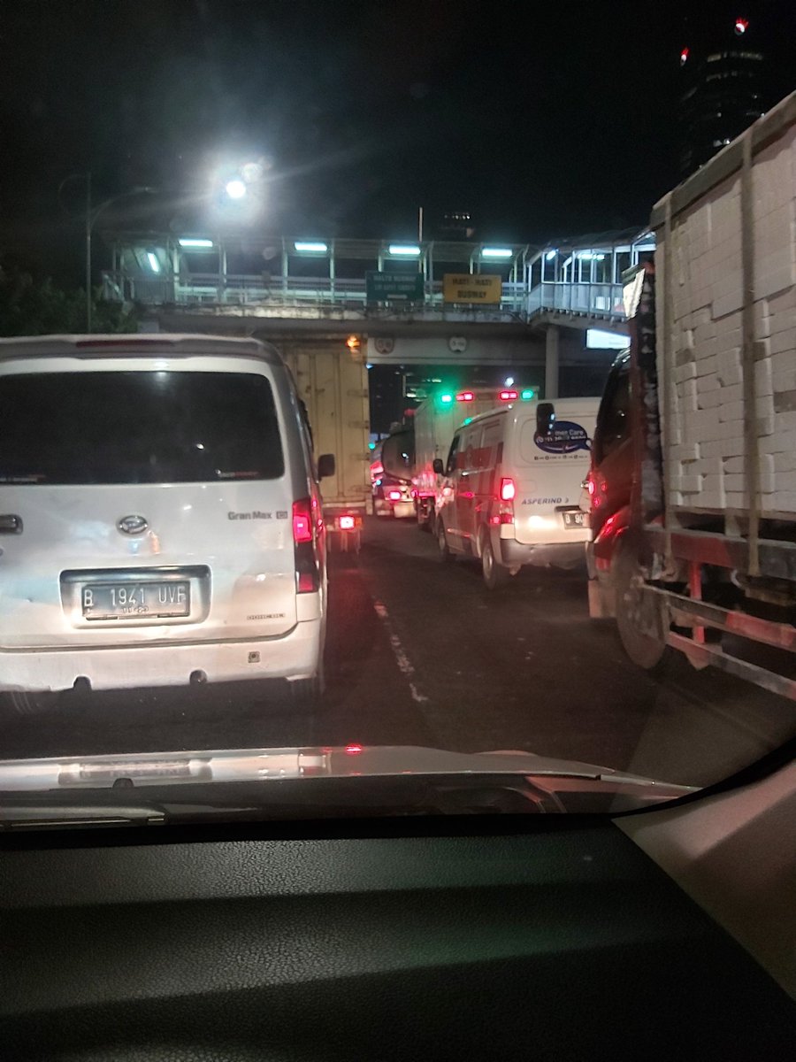 yayuyulia's tweet photo. Jam 00.15 jalan biasa dan tol arah cawang macet parah mulai semanggi. Ada apa ya? https://t.co/TUh6CVRnz0