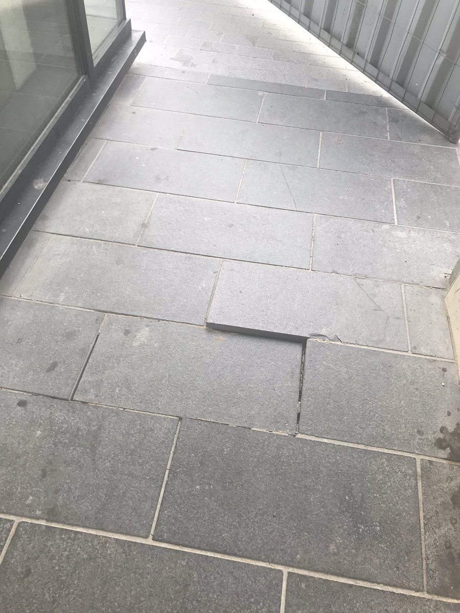 benjamin_vp's tweet photo. Après le chauffage qui ne fonctionne pas, la pression d’eau insuffisante, l’absence de sécurisation des accès et les volets qui tombent, voilà que notre coursive s’affaisse. @marignan_immo @Bouygues_BatIDF  #batignolles #17emeCiel @geoffroyboulard @Mairie17 https://t.co/hrK0L4rfiI