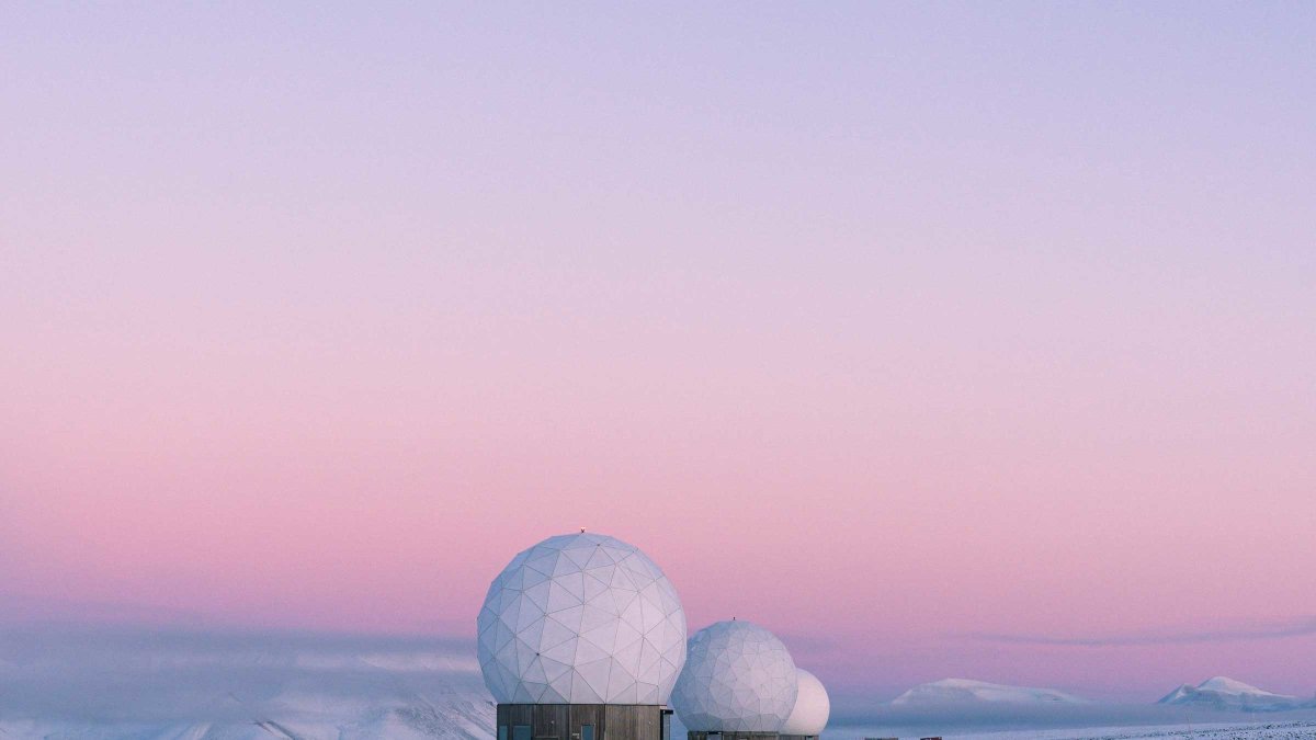 WIREDScience's tweet photo. Sometimes, photos of Earth can look so beautiful you don't even believe the images are from this planet. Count these pics of the Svalbard Satellite Station among that group. It sits just 745 miles from the North Pole: https://t.co/2JvgBHxZ9Z 
📸: Reuben Wu https://t.co/omGr2rT827