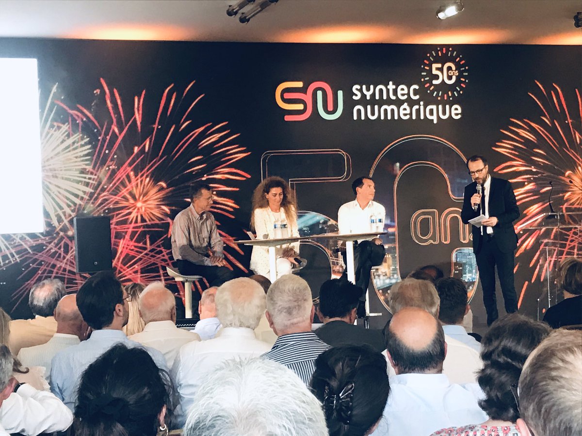 [Table ronde 🔭]
 "Quel avenir pour le futur ?" Ils nous en parlent : 
⚫Jacques Ripoll, DG de @ca_cib 
⚫Philippe Darmayan @ph_darmayan, Président d'@arcelormittal
⚫Marion Darrieutort @darrieu, CEO @elanedelman 
#50ansSN #racontemoilefutur