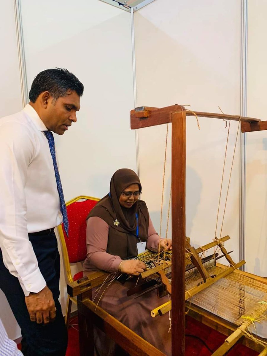 AliUzai08235097's tweet photo. #Matweaving (kuna viun) 
Gadhdhoo ge hunaru veri kanbalun
 @visitmaldives @Gdh_Gadhdhoo @FaisalNasym @cr8tivetheory @openculture @HandcraftedPR
 #thundukuna 
 #skillshow2019 https://t.co/QaALl9MxrC