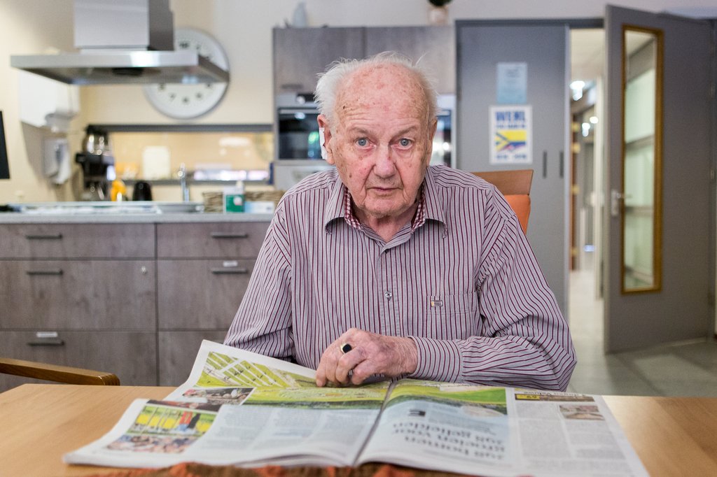 De zorg in het verpleeghuis moet radicaal anders. Maar hoe? Het verhaal van confronterende conclusies, de kwetsbare dialoog met zorgprofessionals en de voorzichtige regie van bewoners en familie is vastgelegd in de documentaire ‘De Heikanteling’: bit.ly/2N8Wfdt