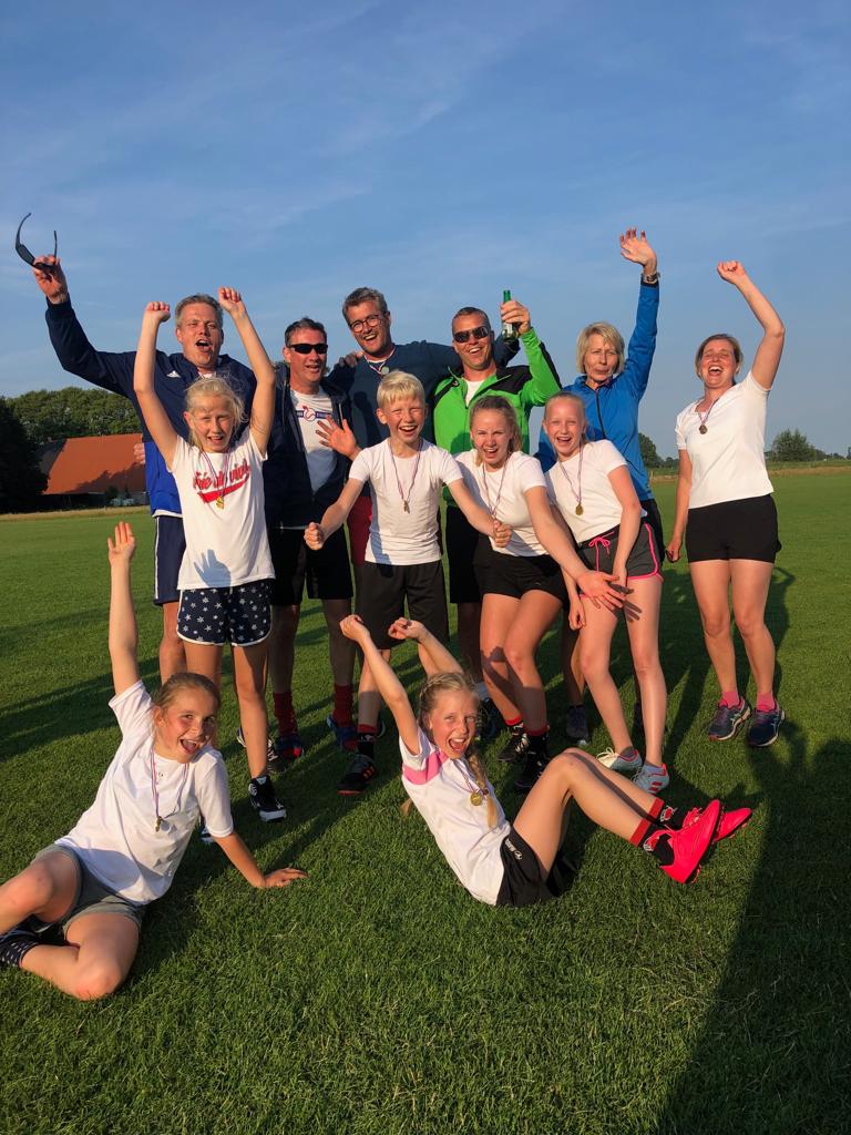 KVMFAkkrum's tweet photo. @kvmidfryslan Akkrum sjocht werom op in moaie âldizer aksje.  Sûnder help fan leden, ynwenners en bedriuwen slagget dat fansels net. Tige tank! Geweldich dat we it izer by Dam Beton kwyt koenen. Dêrom in lekkere taart foar harren, (ek alwer) oanbean troch Bakker Boonstra!!! https://t.co/BRgEiTzRkM