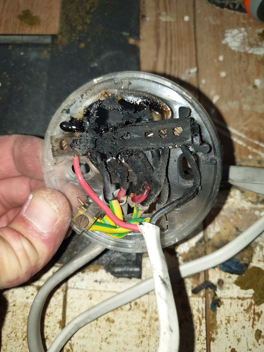 Glad we found this lighting fault at a property in Bicester. Shows the importance of EICR (periodic testing).