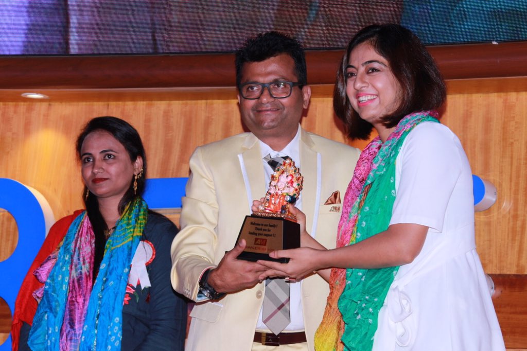 atikafarooqui's tweet photo. It’s my privilege every year to give away awards to unsung heroes of our society. Sufiya Shaikh adopted a premature autistic baby found on roadside. Now she is 8. Thankyou @AneelMurarka #Amplemission https://t.co/ssx9ZwZPbQ