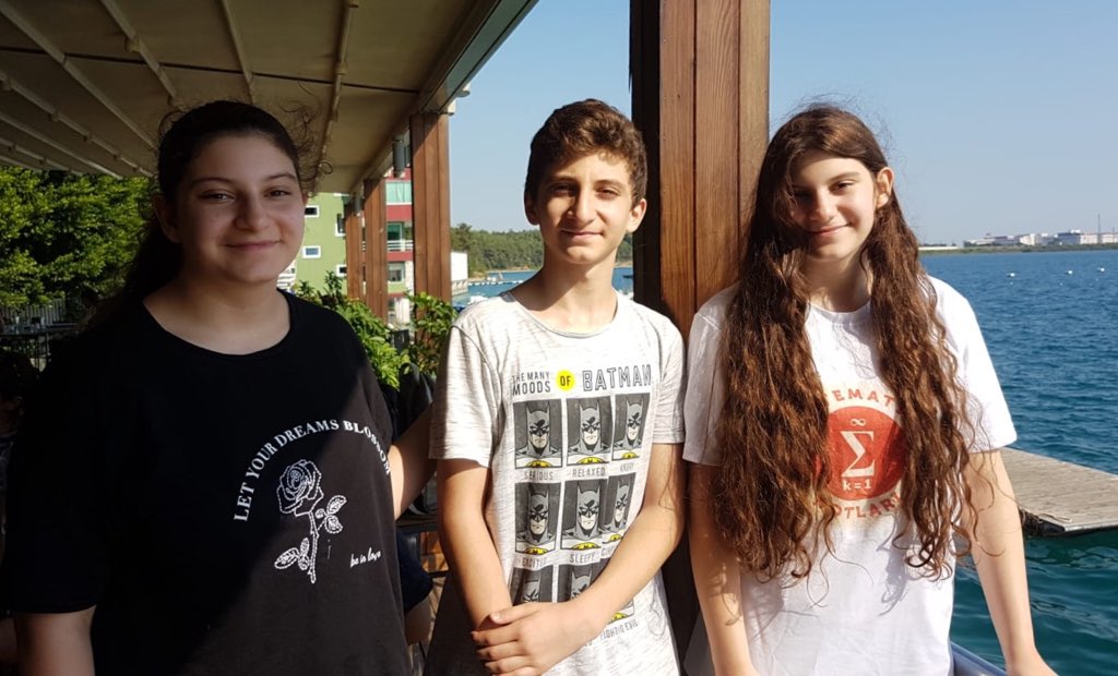 matematiknotlar's tweet photo. #lgs2019 Türkiye 1. si bu üçüzlerden çıktı. Bir şampiyon çıkaran üçüzler sınav serüvenlerini anlattılar. #lgs1.si #lgsşampiyonu #LgsTercih #lgstercihleri #lgs19 @AbbasGucluTR @egitimajansi @dusunen_insann_ @serkansenyurek @firatklnder @cantinazhakan
https://t.co/31Jze9Y2cL https://t.co/HrEU7NbOxZ