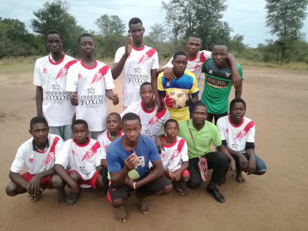 AzadaVerde's tweet photo. Hoy 25 de junio se conmemora el Día de la Independencia de Mozambique y nuestros chicos de #EscolasDePaz, gracias a una donación de camisetas de @uebufala y @angelfdezrus, han celebrado con un partido de fútbol 💚⚽🇲🇿👏😁🎊
•
#AzadaVerde #somosazadaverde #Mozambique https://t.co/gBEfh9UcgZ