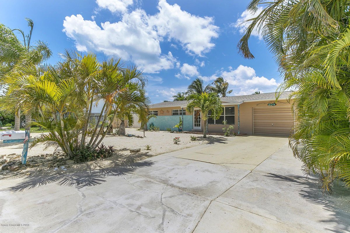 roywickfelders's tweet photo. It's time to live the #beachside life at it's best in Satelite Beach Florida Area. With a custom designed Salt Water Pool, Nature Coconut Palms, and a beautiful covered patio you will surely never want to leave your back yard! https://t.co/SeppUKmFw5 https://t.co/FlLDAm7kki