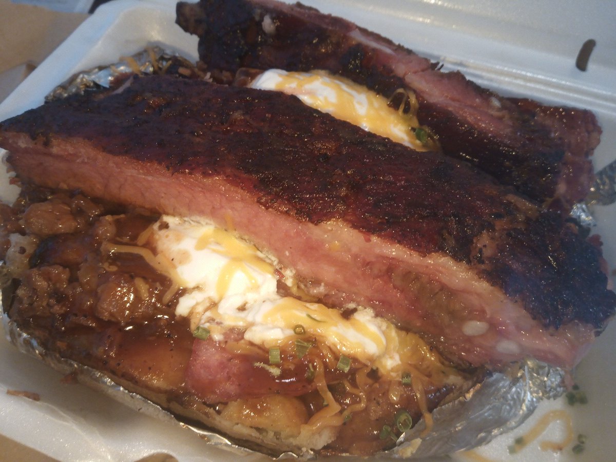 MoniMoneytrain's tweet photo. 3 Meat Stuffed Potato 😜 #Ribs #ChoppedBeef #SausageLinks @BurnsOriginalBB https://t.co/kzBOEEgYsJ