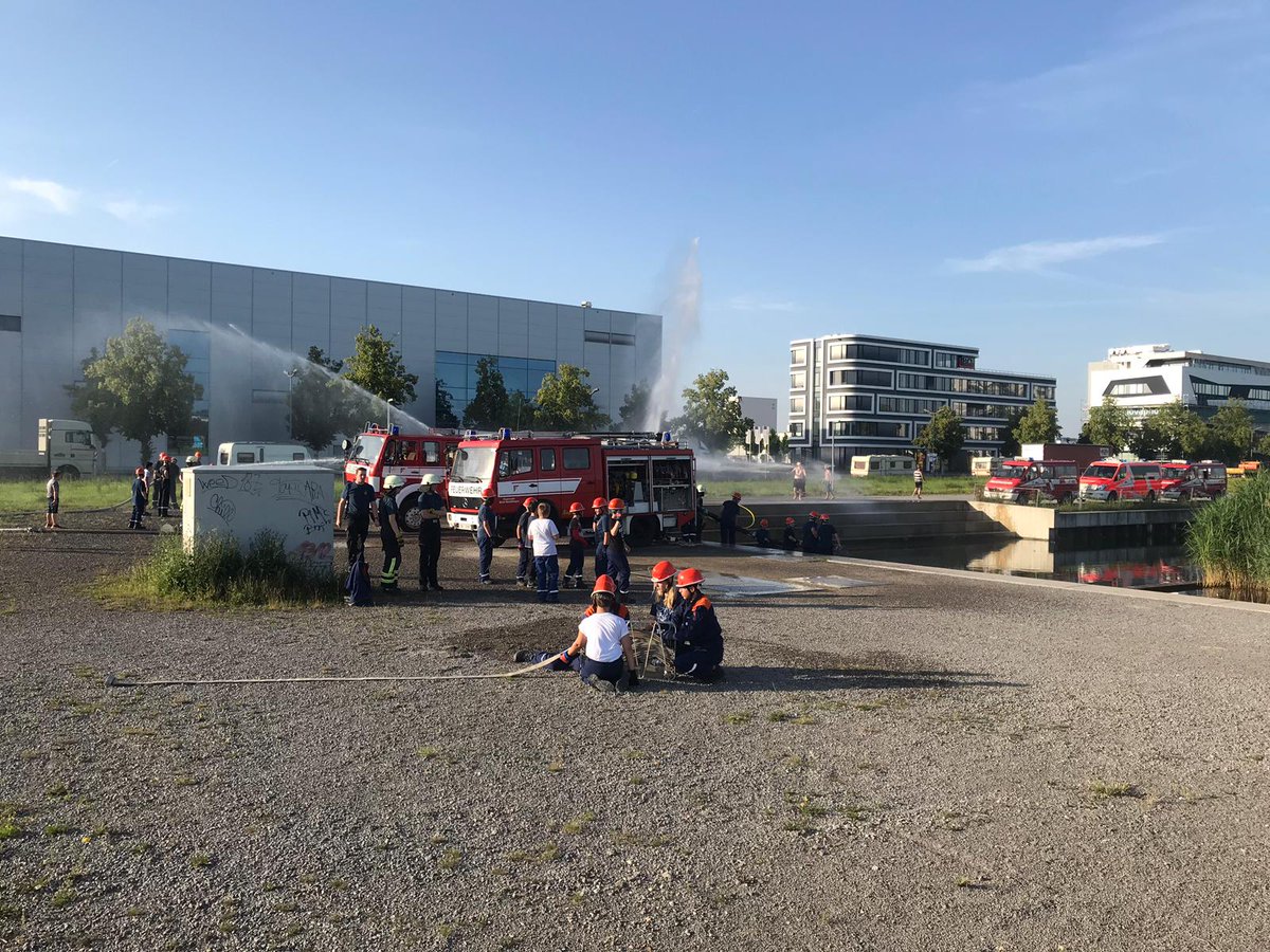 Genau das Richtige bei dem heißen Wetter.
Die Übung am Flugfeldsee der Jugendfeuerwehr endete mit einer  Wasserschlacht.💧🚒💧😂

m.facebook.com/story.php?stor…

#FeuerwehrSindelfingen #Jugendfeuerwehr #Wasserschlacht #Hitze