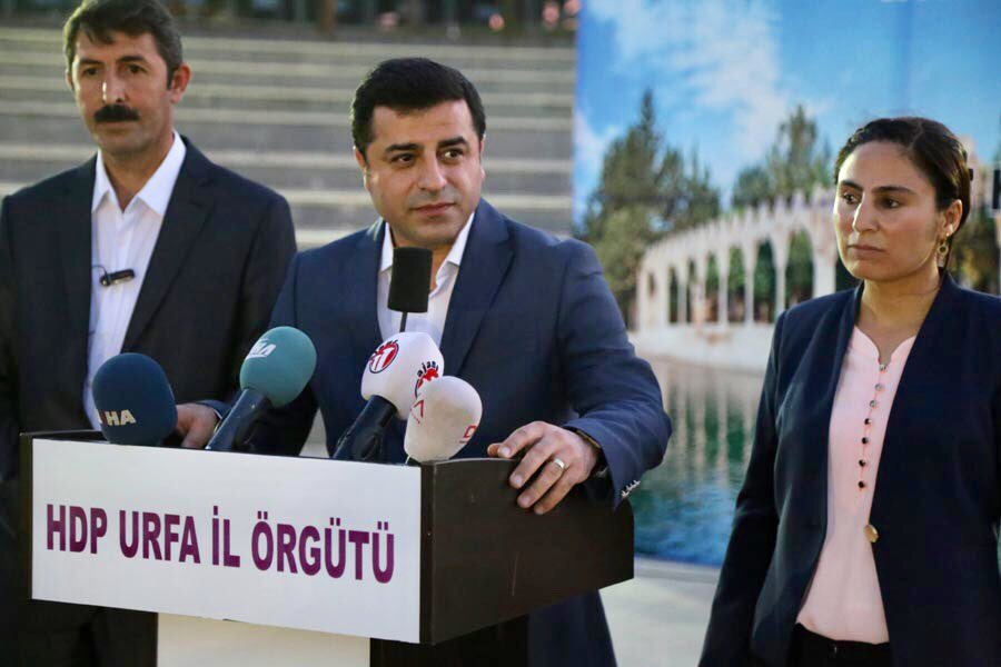 AyseSurucuUrfa's tweet photo. 7 aydır  hukuksuz bir şekilde tutuklu bulunan DBP Urfa İl Eşbaşkanımız Bekir Karakeçili ve  HDP İl Eşbaşkanımız Aliye Kızıldamar’ın yarın saat 10:00’da  6. Ağır Ceza Mahkemesinde 2. Duruşması  görülecektir. 
 
Hukuksuzluk son bulup  yoldaşlarımız derhal serbest  bırakılmalıdır!! https://t.co/DoNcm37CTv