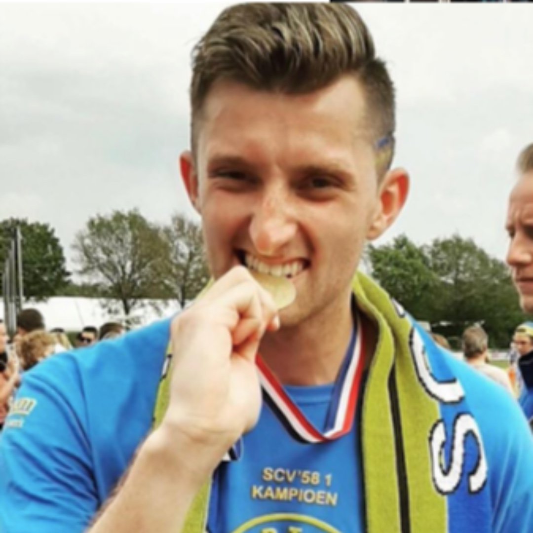 Collega Myron van Dijk (24 jaar), fysiotherapeut met affiniteit op gebied van sport. Sinds 31 jaar is de voetbalclub weer kampioen met het 1e elftal in de 5e klasse met Myron in de spits! 
#fysio #grave #boxmeer #scv #voetbal #fysiotherapie