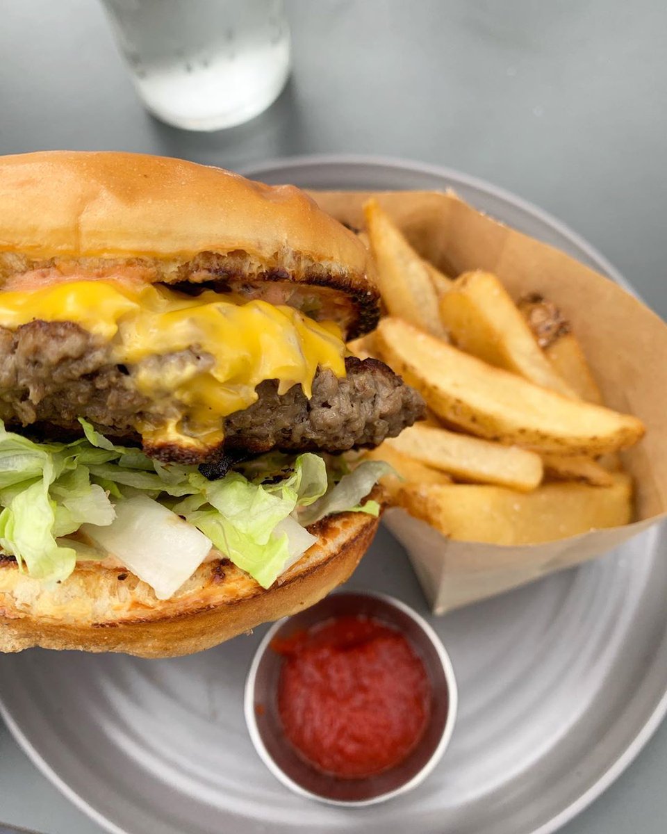 theflorencesd's tweet photo. Sometimes you just need a nice, juicy burger.🍔  #repost @sandiegofoodboss#sdfoodie #fancyfoodshow #sandiegoeats #restaurantdesign #restaurantdecor #sandiegorestaurants #sandiegorestaurant #sdrestaurant #sabresprings #sdeats https://t.co/fVMe8QDd0i