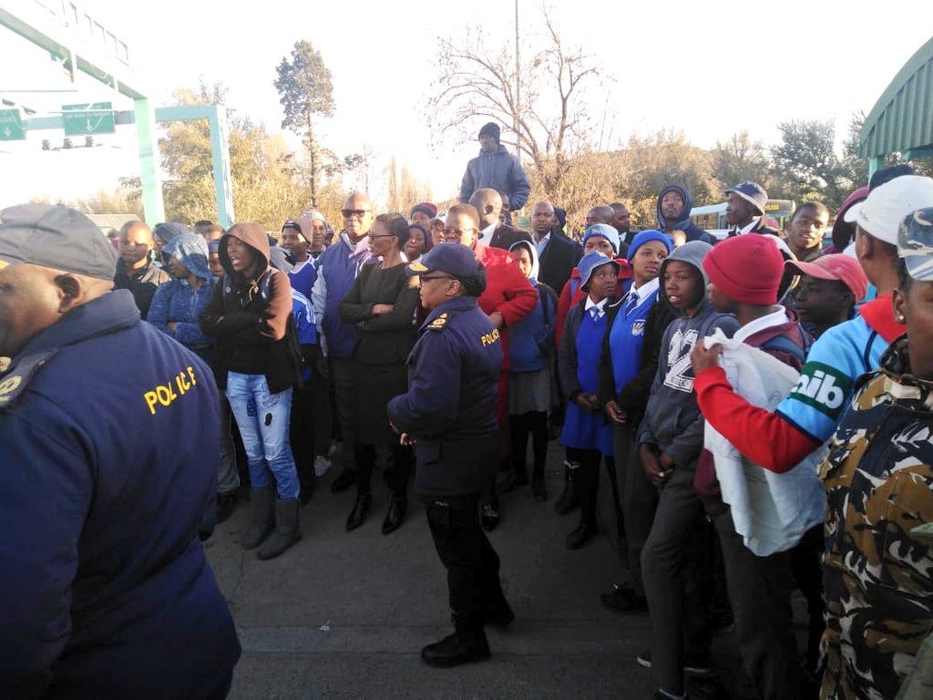 lesothorugby's tweet photo. Seeing this many people gives one a small hope for comfort.
FLR would like to thank every person who took time out of their day to welcome the bodies of our fallen soldiers.
To the country &amp; our foreign friends, for the messages of comfort &amp; condolence, thank you.🇱🇸 #lesothorugby https://t.co/sl6Mx8W9O3