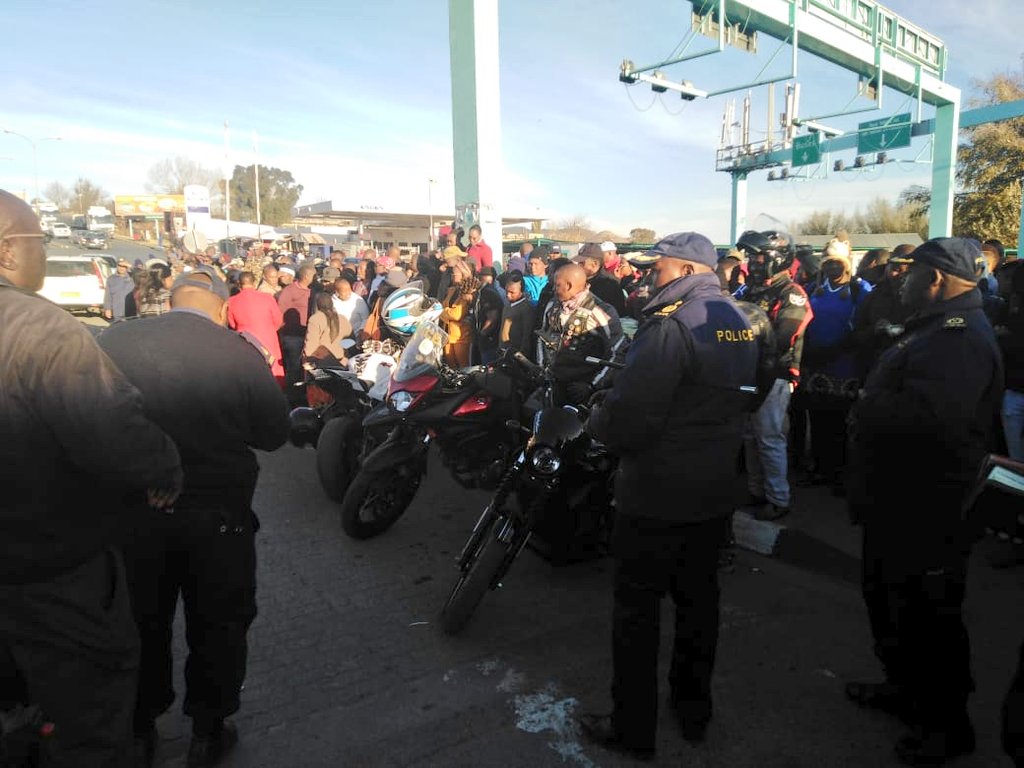 lesothorugby's tweet photo. Seeing this many people gives one a small hope for comfort.
FLR would like to thank every person who took time out of their day to welcome the bodies of our fallen soldiers.
To the country &amp; our foreign friends, for the messages of comfort &amp; condolence, thank you.🇱🇸 #lesothorugby https://t.co/sl6Mx8W9O3