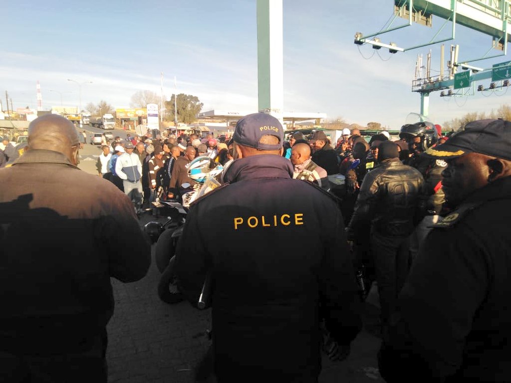 lesothorugby's tweet photo. Seeing this many people gives one a small hope for comfort.
FLR would like to thank every person who took time out of their day to welcome the bodies of our fallen soldiers.
To the country &amp; our foreign friends, for the messages of comfort &amp; condolence, thank you.🇱🇸 #lesothorugby https://t.co/sl6Mx8W9O3