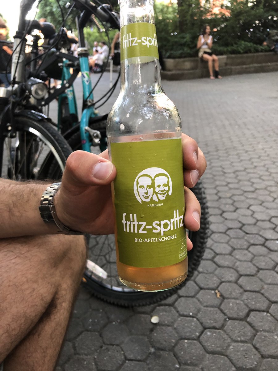chefkochelena's tweet photo. Bei allen Hipstergetränken hat sich die Apfelschorle doch gut erhalten. #42Grad #brüsselerplatz #kölle https://t.co/PdEQODiOt4