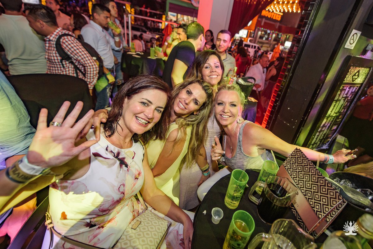 La aventura comienza, el alcohol se presenta en la mesa, bienvenidas a esta fiesta. 💥