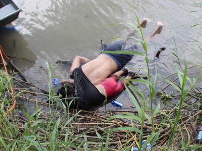 ¿Recuerda la foto del niño ahogado en una playa europea? Esta, es de un papa salvadoreño y su hija en el Río Grande, frontera México - EEUU. El dolor que produce la guerra, la pobreza, y el deseo de los migrantes por vivir en paz. 🙏 ¡Cómo duele! #Solidaridad