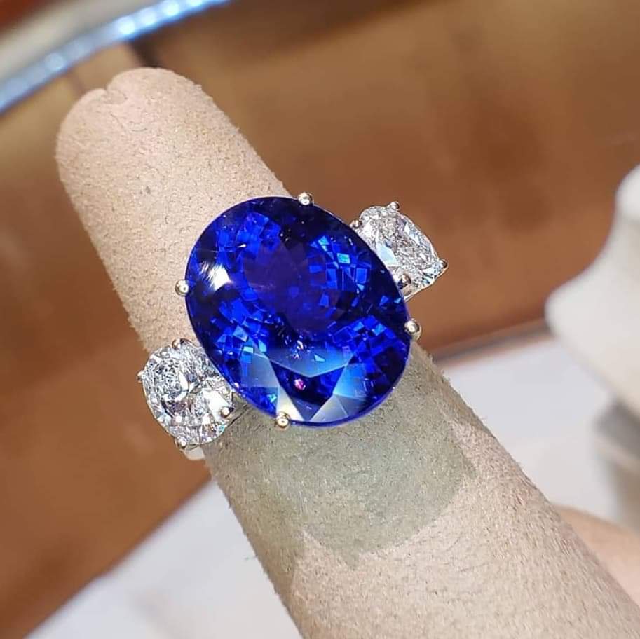 CdeCMag's tweet photo. Lux Bond & Green
γ»
Have you been dreaming of a new cocktail ring? Well, this fine quality #Tanzanite and #OvalDiamond ring will be waiting for you at our #MoheganSun location! #LittleGoldBox #EveryBoxHasAStory #LuxBondGreen #SomethingBlue #RealIsRare #OvalCutDiamond #BePlatinum https://t.co/rAeKHBqQ9e