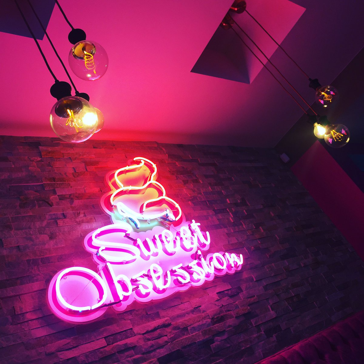 LINSGREATERMAN1's tweet photo. #icecream time wohoo to celebrate @OldhamMusic festival success for my 7 year old today. It may be raining in #Oldham but places like this brighten a grey day ๐จ#SweetObsession #manchester road https://t.co/lu9LZPmEdp