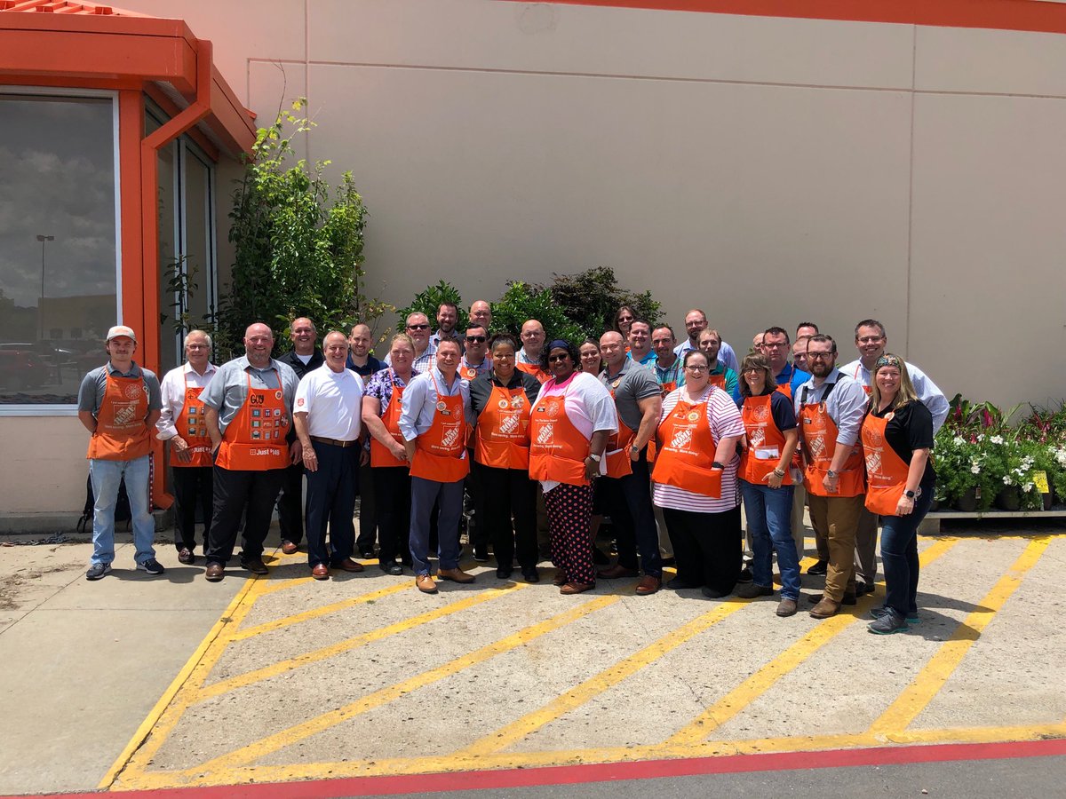 Great walk today at The Vue with the regional and district teams! Thanks for coming and training! ⁦<a href="/THD_HXT/">Thompson</a>⁩ ⁦<a href="/DCosby4628/">DeDe Cosby, DHRM</a>⁩