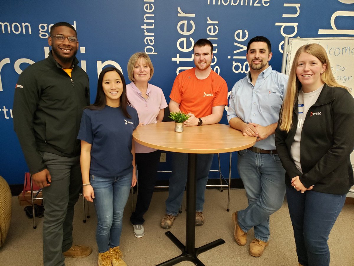 DIMEOCONSTRUCT's tweet photo. Dimeo team members volunteered at United Way Day of Action on Friday to make “welcome home baskets” filled with bed sheets, cleaning supplies, and handwritten cards in a day of action to help end youth homelessness. #dimeobuildingexcellencedeliveringvalue #dimeoteamgivingback https://t.co/SKidfEhE3e