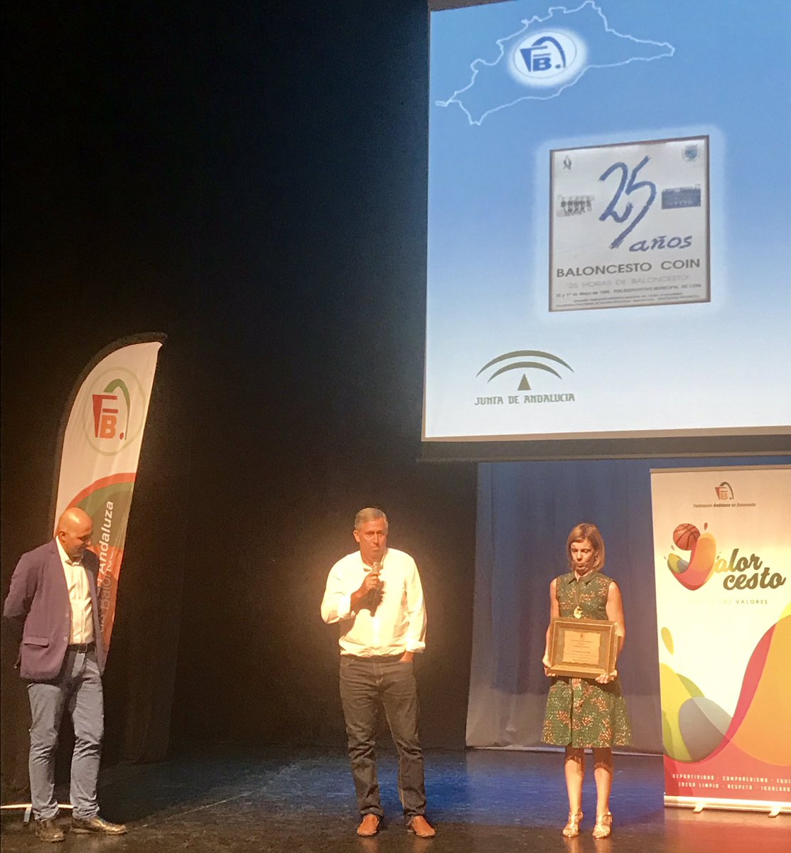 FAB_Malaga's tweet photo. El Diploma de Honor de la FAB  #GalaBaloncestoMálaga 2⃣0⃣1⃣9⃣🎩🏀 es para el @CBaloncestoCoin 
Más de 40 Años‼️de historia promocionando el Baloncesto en @Coin_Deportes @AytoCoin 
Entrega @CrIsToBaLcOiN (@DeportesDipMlg )
Recoge Juan José Méndez (Presidente) 
#MálagaEsBaloncesto https://t.co/TWrdQId4f1