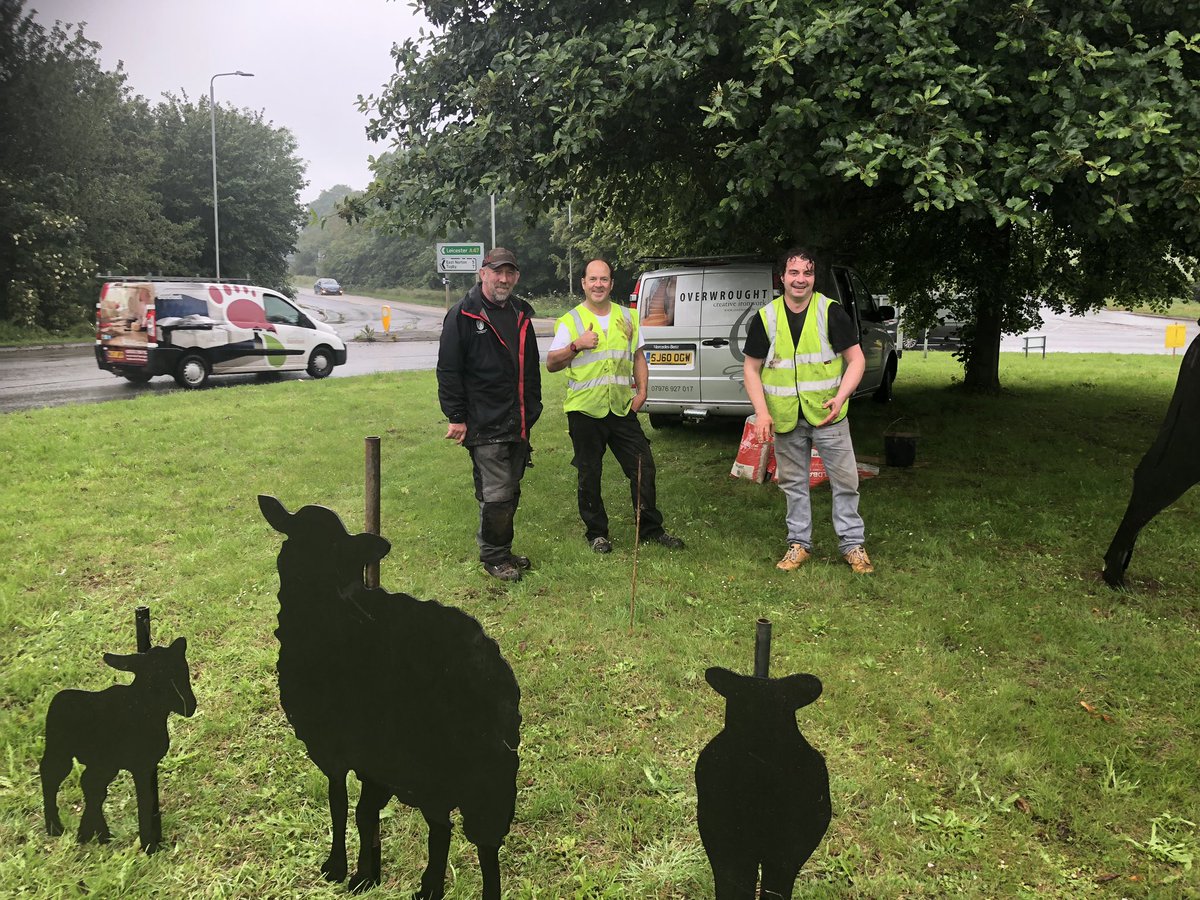 MirandaHeroJ's tweet photo. How much do I love #Uppingham? Oh my goodness โฅ๏ธ Today thanks to the generosity of @SmithersPurslow, local company Overwrought, and of course the amazing team that is @Uppinghambloom we created this! #rutland #fatstock https://t.co/ijQnpUhRH4