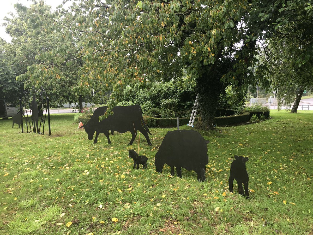 MirandaHeroJ's tweet photo. How much do I love #Uppingham? Oh my goodness โฅ๏ธ Today thanks to the generosity of @SmithersPurslow, local company Overwrought, and of course the amazing team that is @Uppinghambloom we created this! #rutland #fatstock https://t.co/ijQnpUhRH4