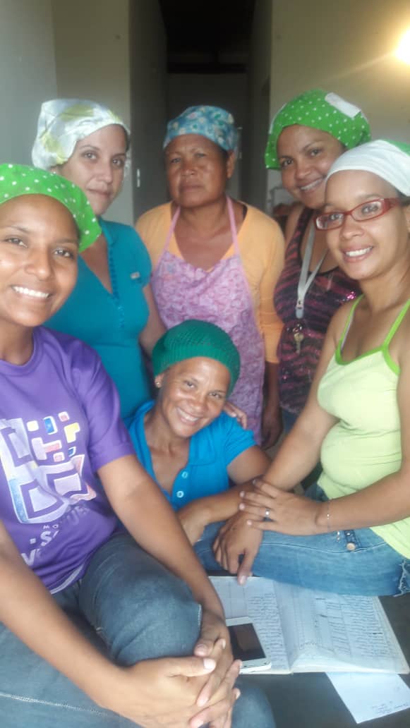 somosvzla_anaco's tweet photo. #25Jun #SomosVenezuela desde la casa de alimentación Hugo Chavez del sector el Portal municipio #Anaco
#FFM
#PROAL #MadresProcesadoras 
Gracias a las políticas de protección de nuestro gobierno  revolucionario @NicolasMaduro @ErikaPSUV @JMariarosa #PuebloProtegidoEnRevolución https://t.co/icpaRmBaX6