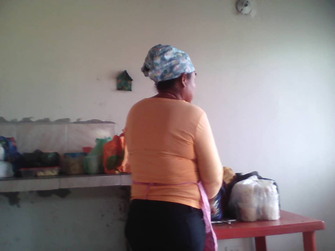 somosvzla_anaco's tweet photo. #25Jun #SomosVenezuela desde la casa de alimentación Hugo Chavez del sector el Portal municipio #Anaco
#FFM
#PROAL #MadresProcesadoras 
Gracias a las políticas de protección de nuestro gobierno  revolucionario @NicolasMaduro @ErikaPSUV @JMariarosa #PuebloProtegidoEnRevolución https://t.co/icpaRmBaX6