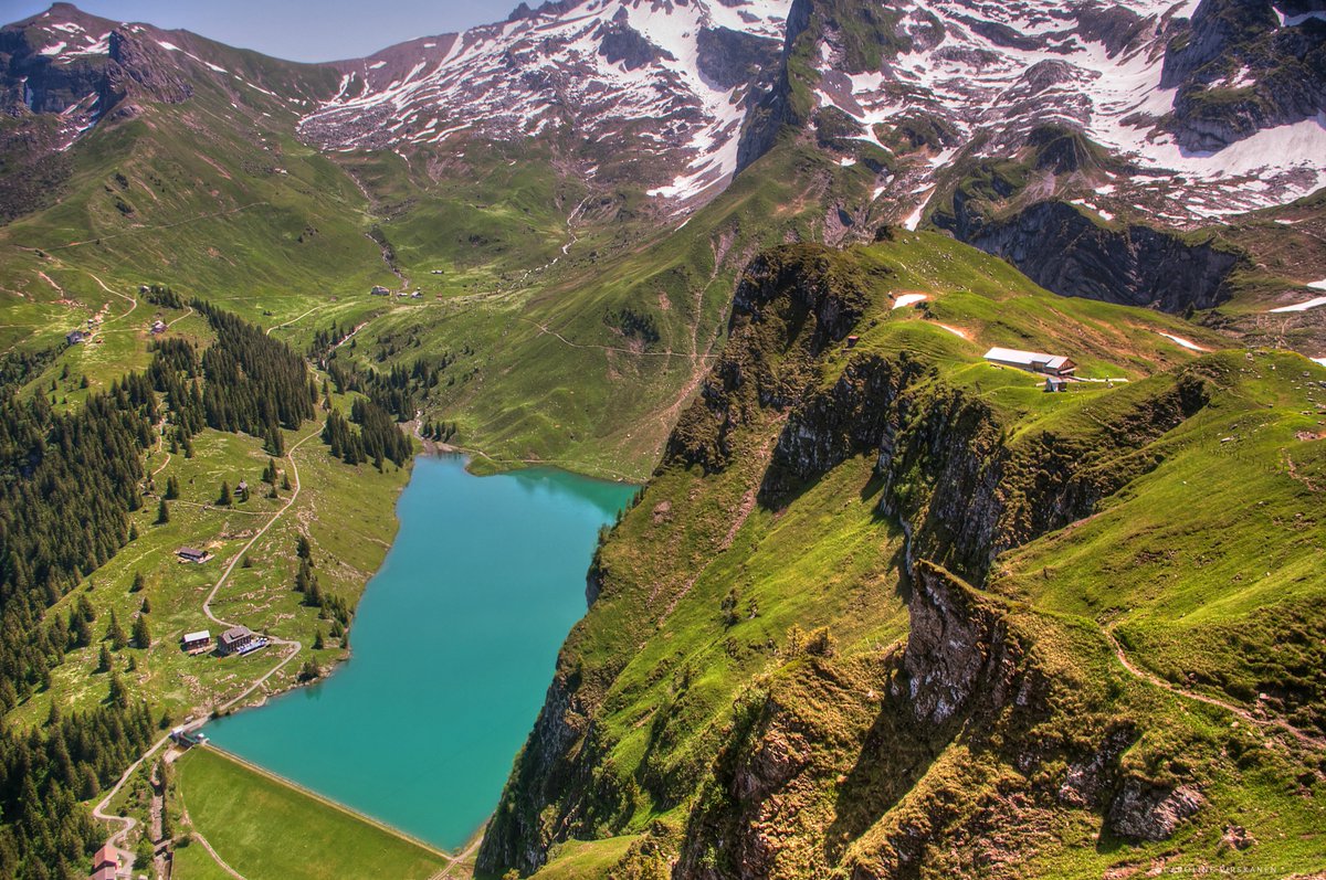 28°C at 1900m above lake Bannalp today #Nidwalden #Bannalp #Switzerland
#carolinepirskanen @1000Switzerland <a href="/MySwitzerland_e/">Switzerland</a>