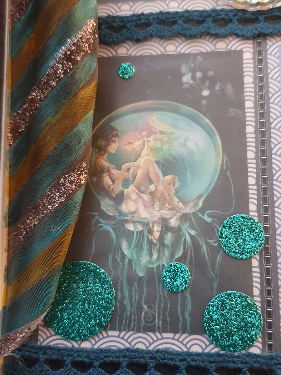 Natasja79v's tweet photo. Nog even showen hoor. Mijn #pocketletterswapdaisy die ik maakte voor @Daisy_AHS . Trots op het resultaat. Zelfgeverfde raamhangertjes. Veer bewerkt met nagellak en veer van wol geknoopt. Echt zand erin verwerkt. #pocketletter https://t.co/KLoJPIqMRE