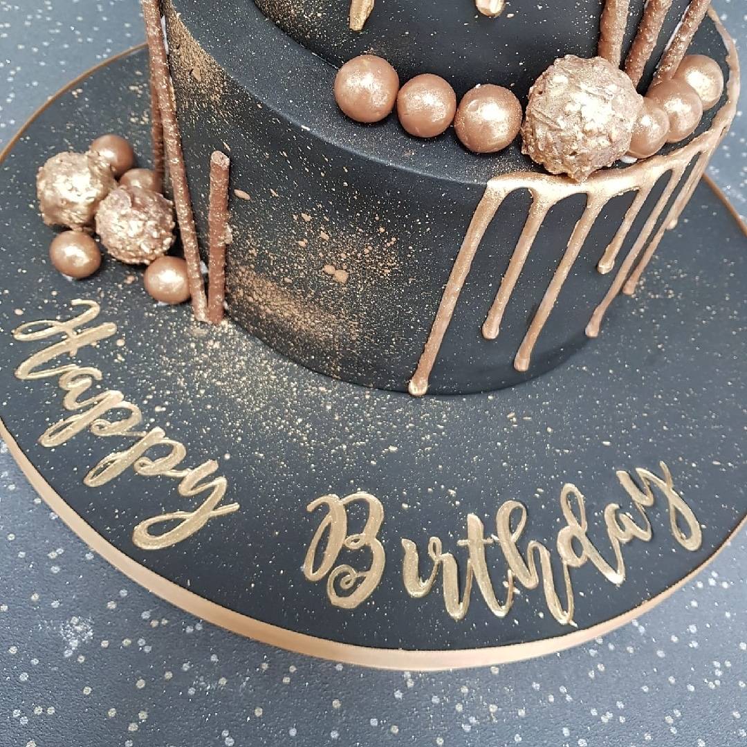FancierCakes's tweet photo. Gold galaxy splash effect on black fondant looks so amazing 🤩⠀
Lettering using @sweet.stamp 😍⠀
#birthdaycake #dripcake #golddrip #galaxysplash #blackfondant #sweetstamp #fanciercakes #cakedesign #elegant #cakeart #homebaker #localbusiness #cake #baker https://t.co/LGbnIwhqRa