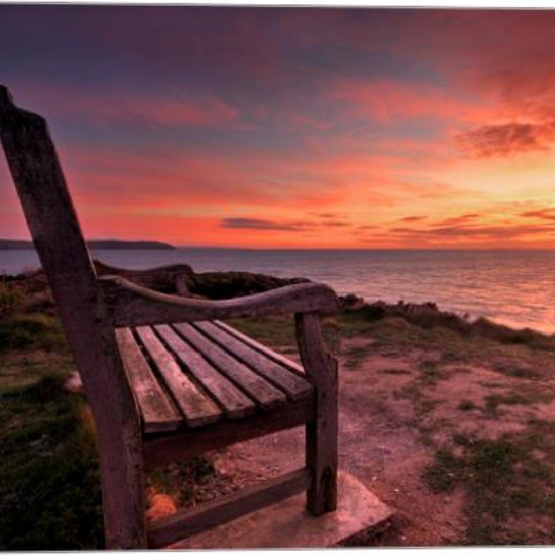 What makes a #memorableholiday? 
One visitor told us it is the #spectacularsunsets that she will remember forever. Of course, we can't promise one every night, but when they come they really are spectacular. 
#northdevon #benchviews