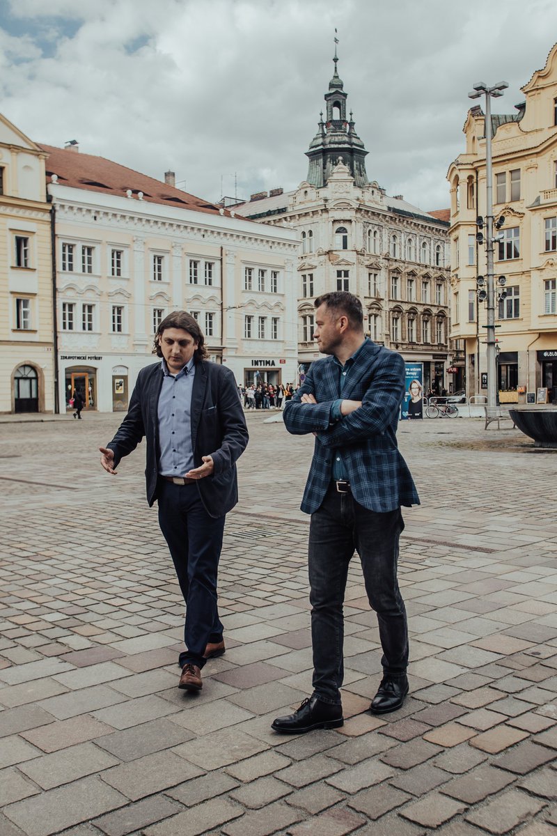 OnetPodroze's tweet photo. Miasto jest bardzo stare. Założone zostało w 1295 roku przez Króla Wacława II, co oznacza, że ma ponad 700 lat - zaczyna swoją opowieść w programie #CityOnTour o #Pilzno przewodnik Tomas Raboch. Więcej > https://t.co/hqCcg6Xukq @Pilsner_Urquell #PilsnerUrquell #FirstGoldenLager https://t.co/JAhE2bz08y