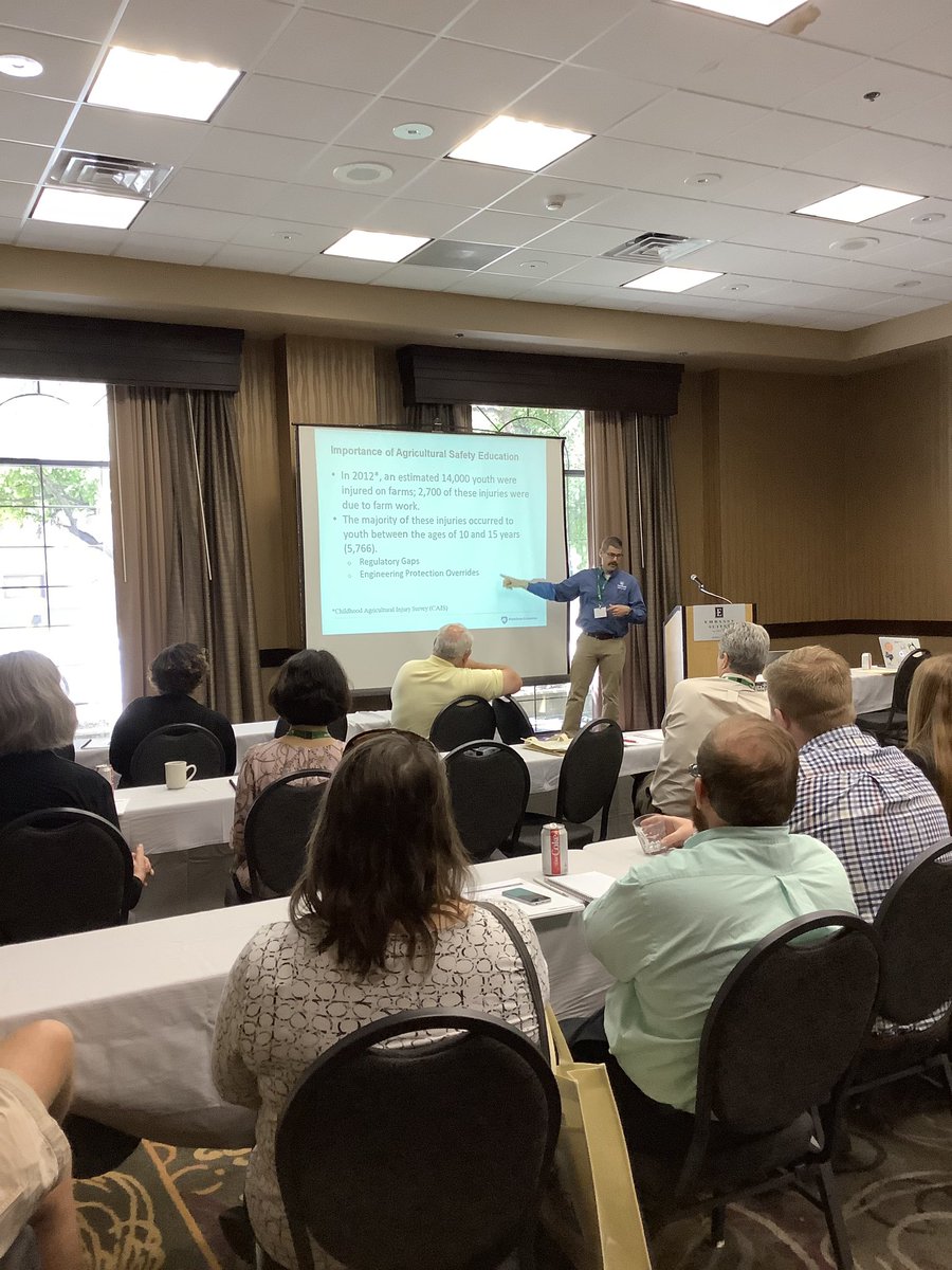 HICAHS's tweet photo. Michael Pate presenting preliminary results from the Agricultural Safety Education Initiative at #ISASH2019 #ISASH https://t.co/yIXQDEtnPI