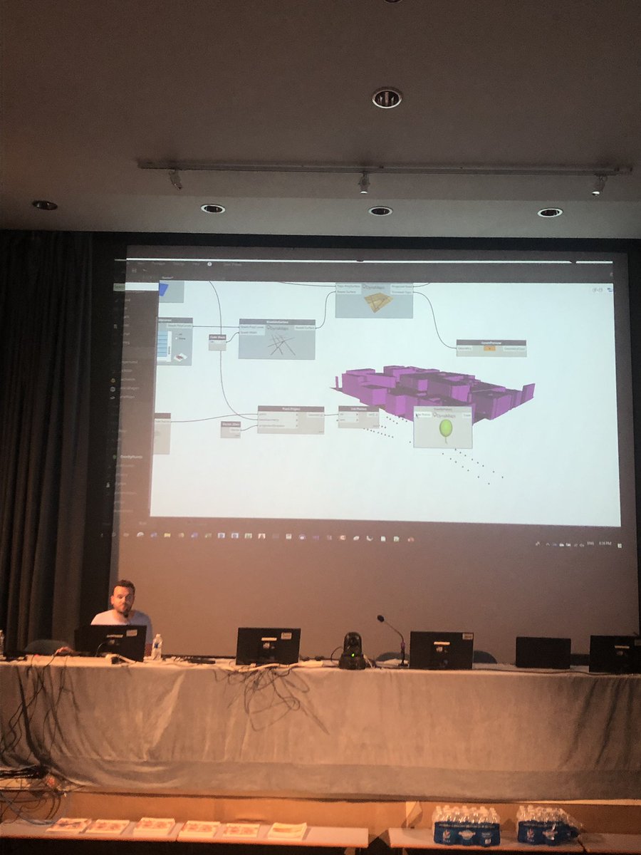 DATABapt's tweet photo. Petite présentation #dynamaps par Mostafa @data_shapes pas mal du tout après la mort du site extractor de https://t.co/KyTXuHA6Cl ! https://t.co/2gIF1CzYIt