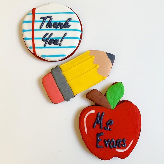 Teacher cookies are done!!! My piping is still a long way from perfect, but I’m happy with how these turned out. Once the last bit of icing dries I’ll package them up for delivery tomorrow - I can’t believe it’s going to be the last day of school already… bit.ly/2Jckt1o