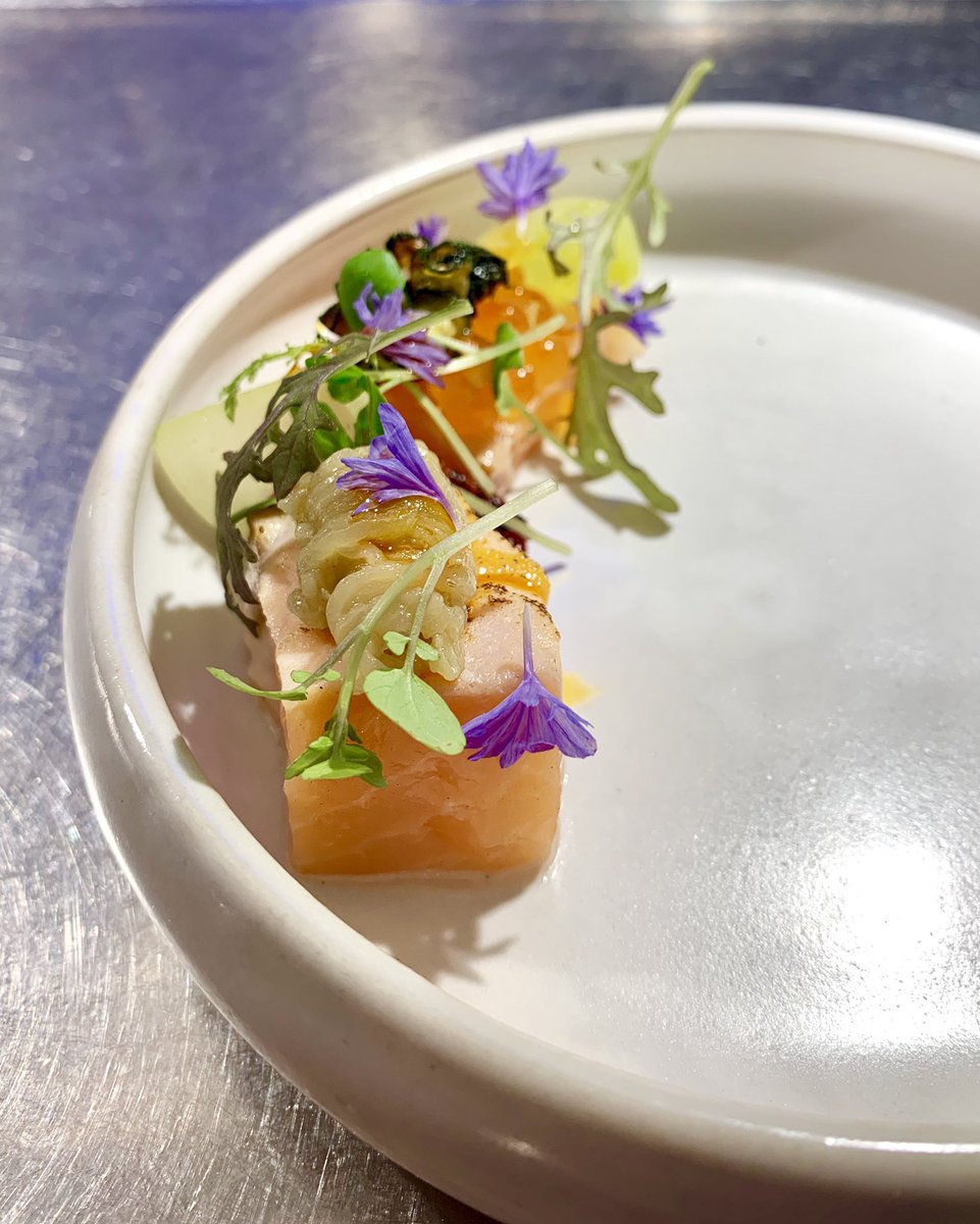 How does the summer look like on the plates at #SENSES? Here you are! Salmon, seasonal, summer vegetables and... flowers! 🌸