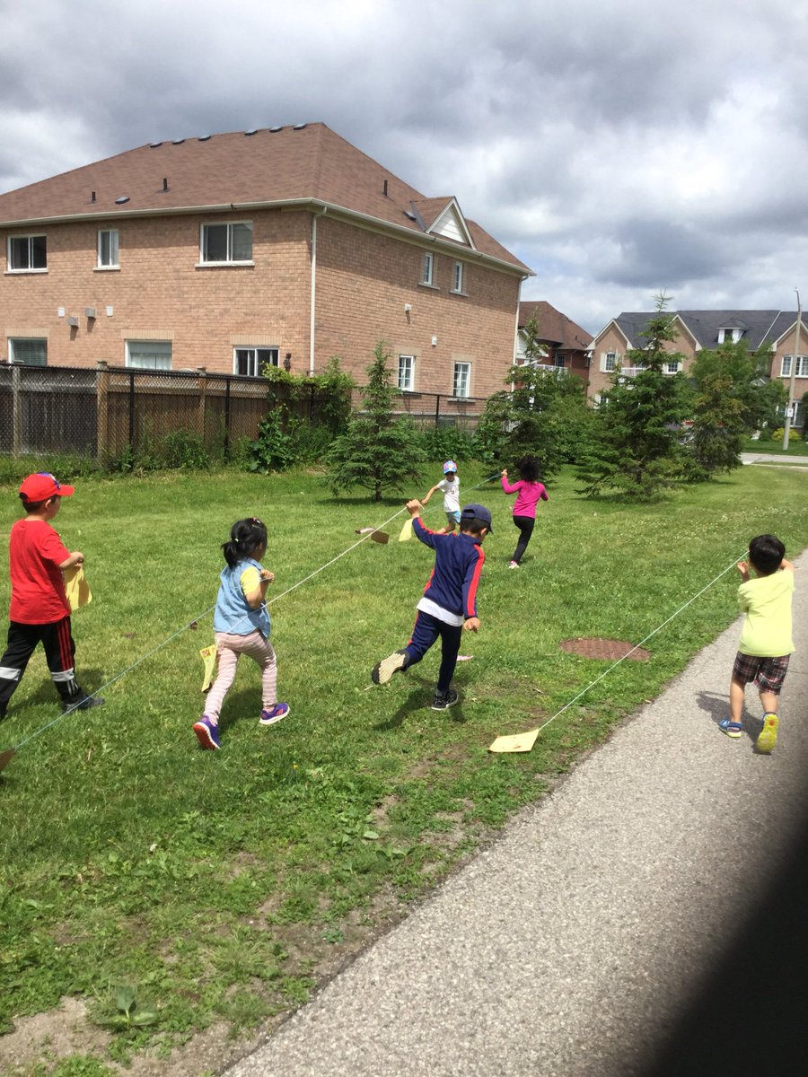 learninginrm125's tweet photo. We had a great windy day for , learning about, creating and flying our kites! #kindergarten #playbasedlearning #kites #inquirybasedlearning https://t.co/81pzegOYzC