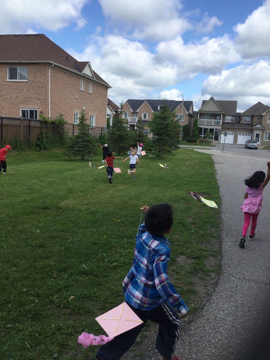 learninginrm125's tweet photo. We had a great windy day for , learning about, creating and flying our kites! #kindergarten #playbasedlearning #kites #inquirybasedlearning https://t.co/81pzegOYzC