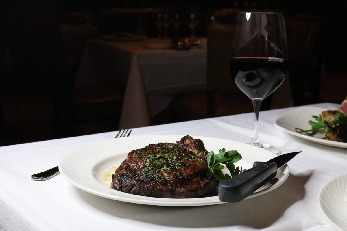 PalmRestaurant's tweet photo. Feast your eyes and your taste buds. Come enjoy your favorite steak cooked to perfection. 🍽 What's your preferred Palm cut? 

Reservations: https://t.co/O1RKCdhp8I https://t.co/OtTKYVXRY7