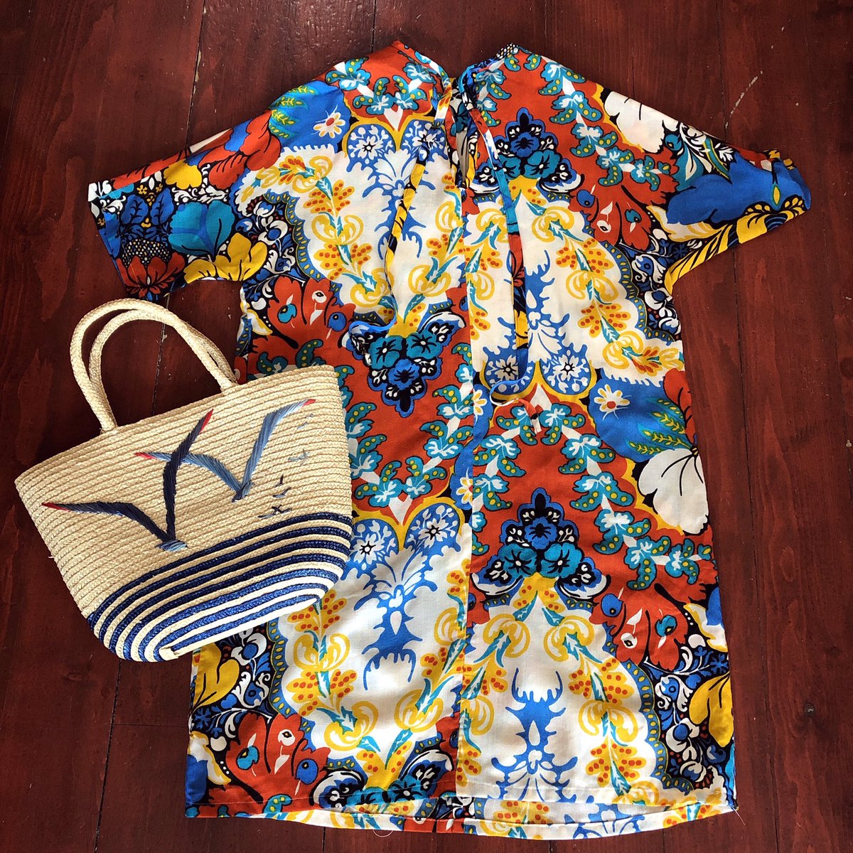 Looking for a colourful frock for the beach or around the pool? Here’s some inspiration for you!

#vintagebeachwear #vintagecoverup #summervintage #longweekendwear #poolwear #vintagefashion #strawbag