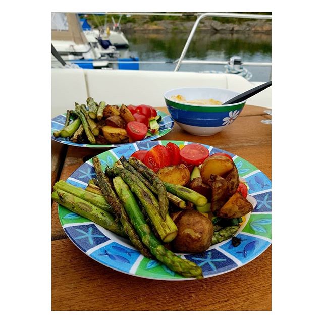 EmelieFriis's tweet photo. Tuesday dinner in the boat. I did go a bit crazy on the asparagus 🤔.
#whatveganseat #boatlife https://t.co/vRUwfW1Hqu